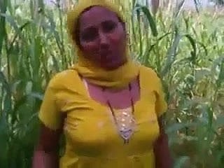 Menina indiana Punjabi fodida em campos abertos em Amritsar