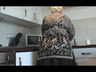 甘いおばあちゃんはヘアリープッシー大きなお尻と彼女のおっぱいを示してい