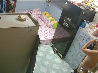 목욕 후 보안되지 않은 보안 카메라 - 어머니 & 딸