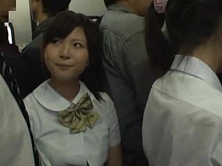 Mahasiswa Jepang mendapat nakal dengan orang asing di omnibus