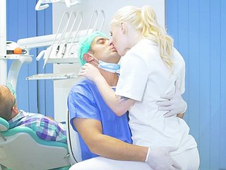el sexo de unfriendliness fantasía con el médico durante el tratamiento del novio