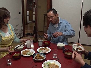 جاپان کی طرف سے سب سے زیادہ کشش لڑکی اس کی چھاتی پر ایک نظر لینے کے لئے آدمی کی اجازت دیتا ہے
