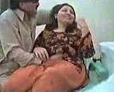 Indischer Arzt behandelt mollig sie mit seinem Schwanz Patienten